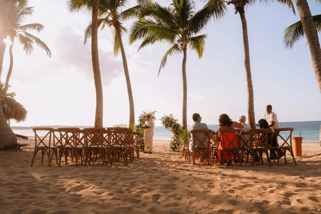 grupo de personas sentadas en la playa esperando celebrar bodas en la playa 